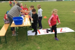 Sponsorenlauf Bonbons erhalten